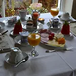 Couette-café Guaire House