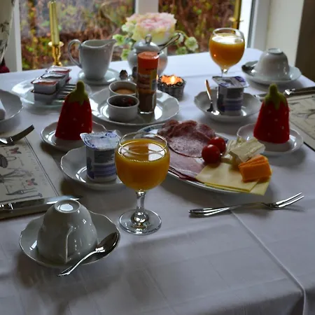 Couette-café Guaire House