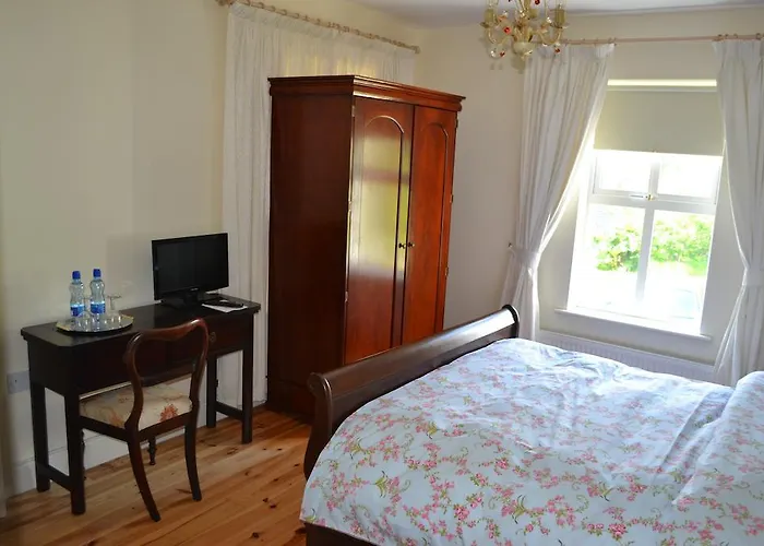 Guaire House Bed & Breakfast 4*
